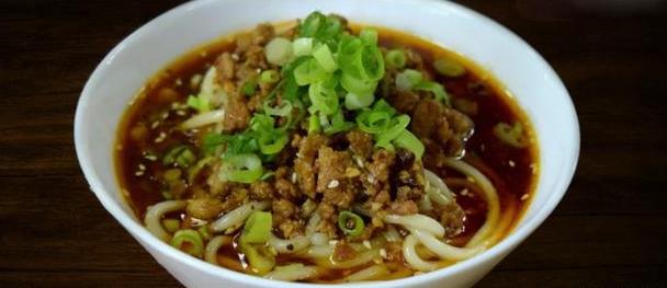 成都美食小吃擔擔面，鹵汁酥香，咸鮮微辣