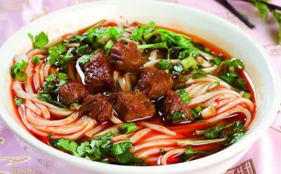 成都美食小吃擔(dān)擔(dān)面，鹵汁酥香，咸鮮微辣