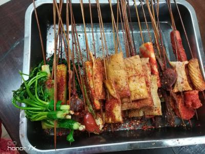 油炸串串香技術(shù)培訓要收多少學費？沒有時間限制