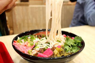 成都哪里可以學做花溪牛肉粉技術呢？師傅親自指導