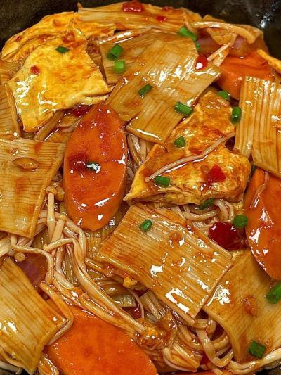 鐵板炒冷面技術(shù)培訓(xùn)哪里好？蜀味緣專業(yè)教學(xué)，助您輕松創(chuàng)業(yè)！