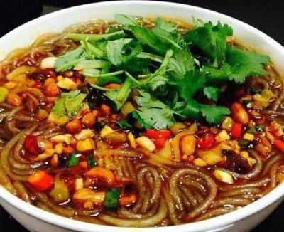 重慶酸辣粉技術(shù)培訓(xùn)哪里比較好？蜀味緣餐飲技術(shù)培訓(xùn)學(xué)校深度解析