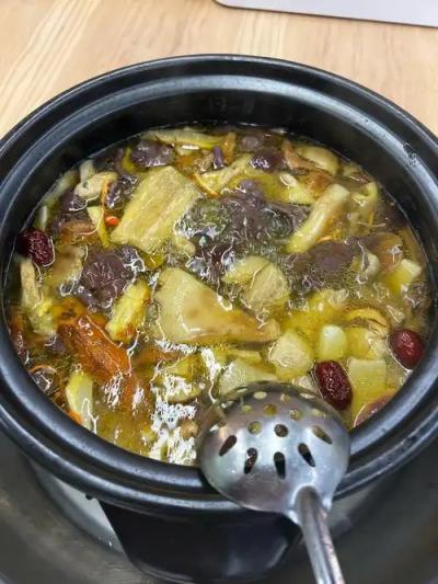 烏雞菌湯鍋技術(shù)培訓(xùn)學(xué)校哪家好？蜀味緣小吃培訓(xùn)班深度解析