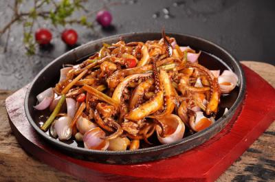 哪里學(xué)鐵板燒技術(shù)培訓(xùn)好呢多少錢？蜀味緣小吃培訓(xùn)學(xué)校比較好!